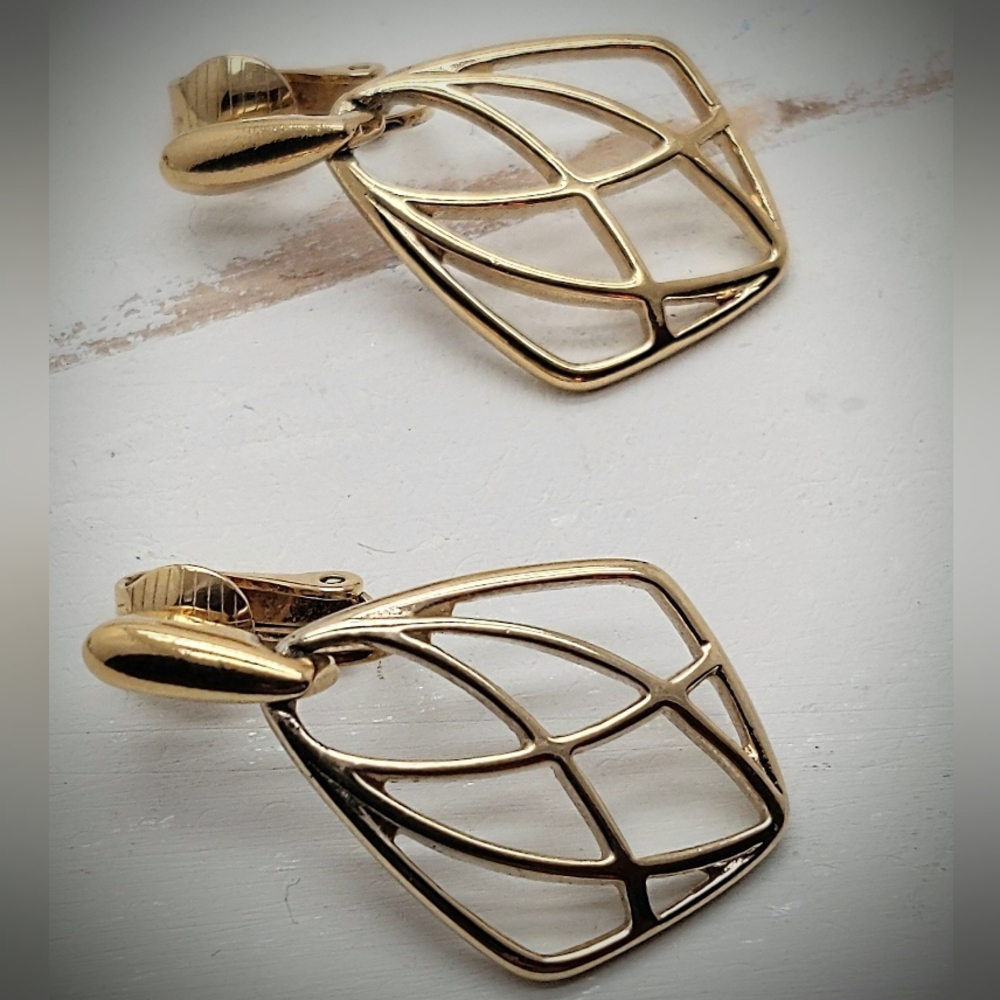 👑 Crown Trifari Vintage Gold Tone Door Knocker Open Work Dangle Clip Earrings